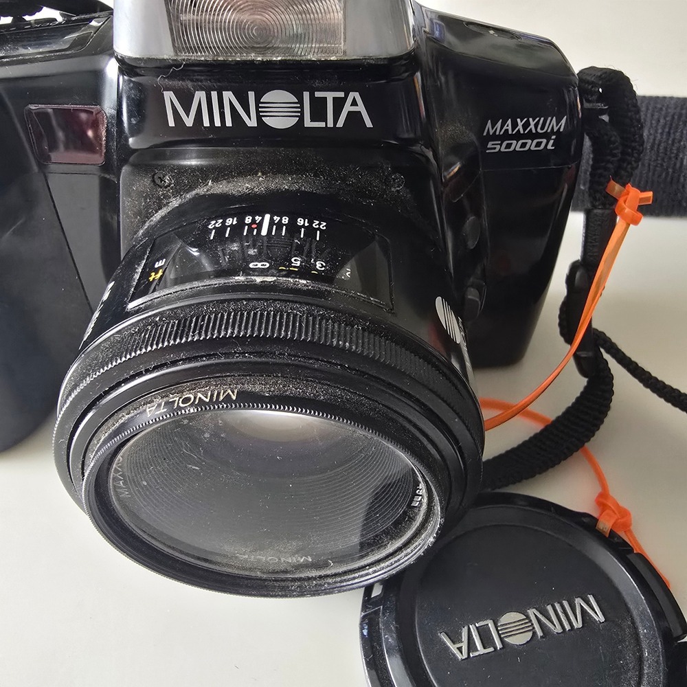 Minolta Maxxum 5000i 35mm‎ SLR Film Camera with AF 50mm Lens and Strap Black